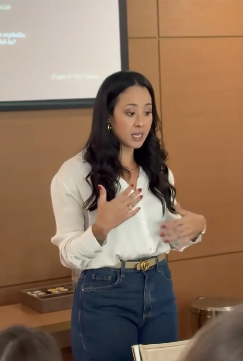 Laryssa Galvão falando para um grupo em evento