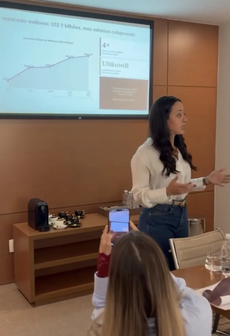 Laryssa Galvão apresentando palestra com projeção de slides
